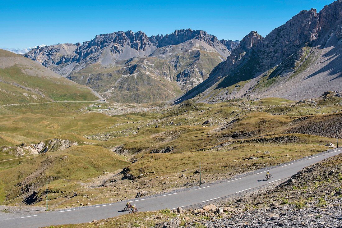 Frankreich, Savoie, Massif des Cerces, Valloire, Fahrradaufstieg auf den Col du Galibier, eine der Routen des größten Fahrradgebiets der Welt, letzter Kilometer vor dem Gipfel und Felsen des großen Pare