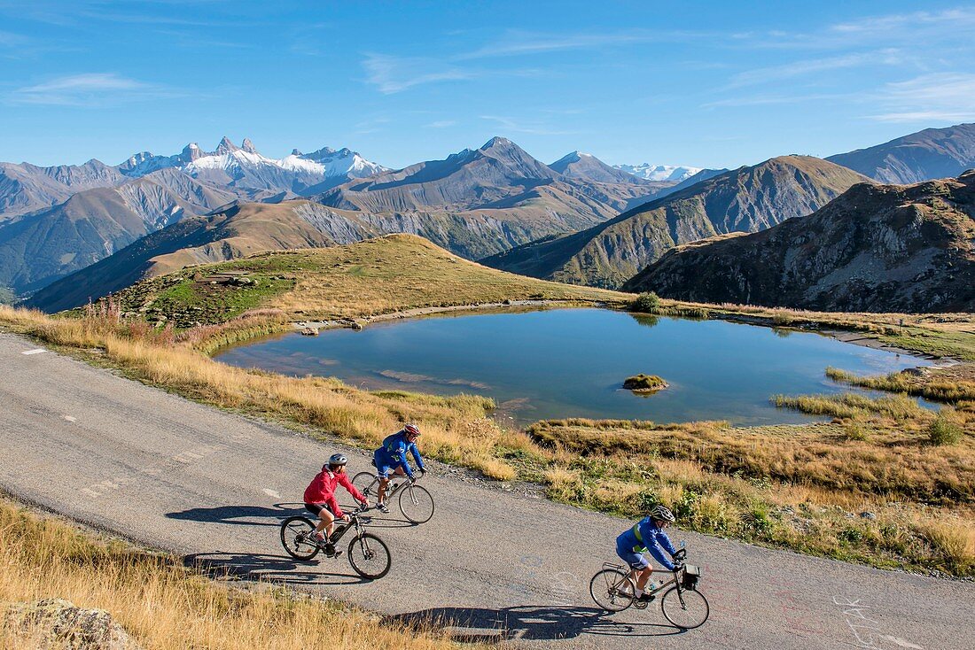 Frankreich, Savoie, Saint Jean de Maurienne, der größte Radweg der Welt, wurde in einem Umkreis von 50 km um die Stadt unter dem Eisernen Kreuzpass mit Blick auf Radfahrer und den Laitelet-See sowie die Nadeln von Arves angelegt