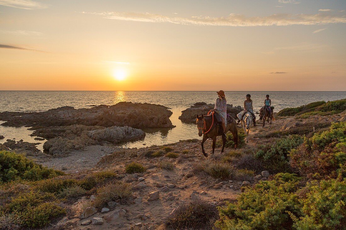 Frankreich, Haute Corse, Nebbio, Agriates Wüste, Anse de Peraiola, Reiter östlich des Strandes von Ostriconi