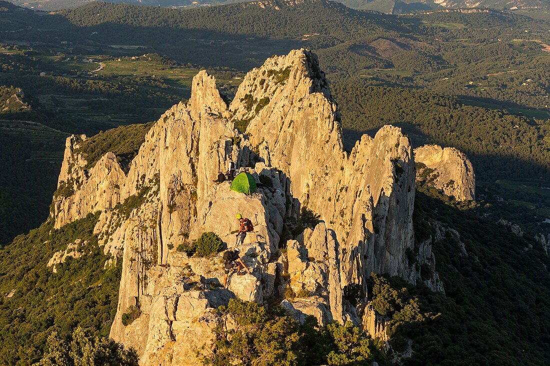 Frankreich, Vaucluse, oberhalb von Gigondas, Dentelles de Montmirail, Menschen, die Klettern üben
