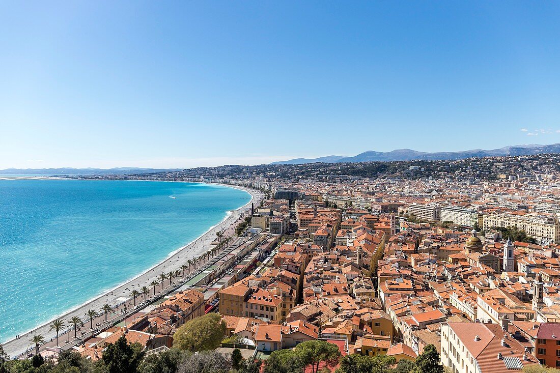 Frankreich, Alpes Maritimes, Nizza, die Baie des Anges, die Promenade des Anglais und der Bezirk des alten Nizza von der Colline du Château