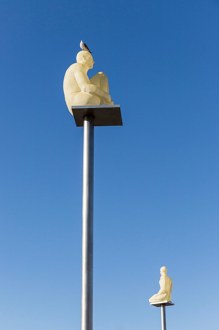 Frankreich, Alpes Maritimes, Nizza, Place Massena, hockende Statue des Werkes &quot,Conversation in Niceundquot; des katalanischen Künstlers Jaume Plensa