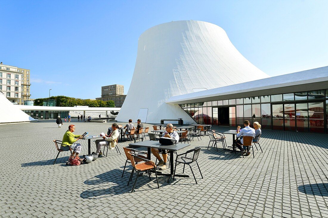 Frankreich, Seine Maritime, Le Havre, von Auguste Perret wiederaufgebaute Stadt, die von der UNESCO zum Weltkulturerbe erklärt wurde, Space Niemeyer, Le Volcan (Der Vulkan) des Architekten Oscar Niemeyer, das erste in Frankreich erbaute Kulturzentrum