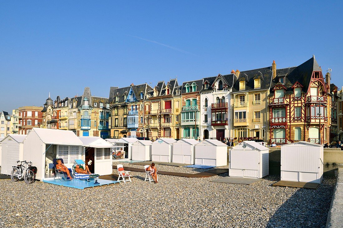 Frankreich, Somme, Mers-les-Bains, Searesort am Ufer des Kanals, der Strand und seine 300 Strandhütten, die Kreidefelsen im Hintergrund