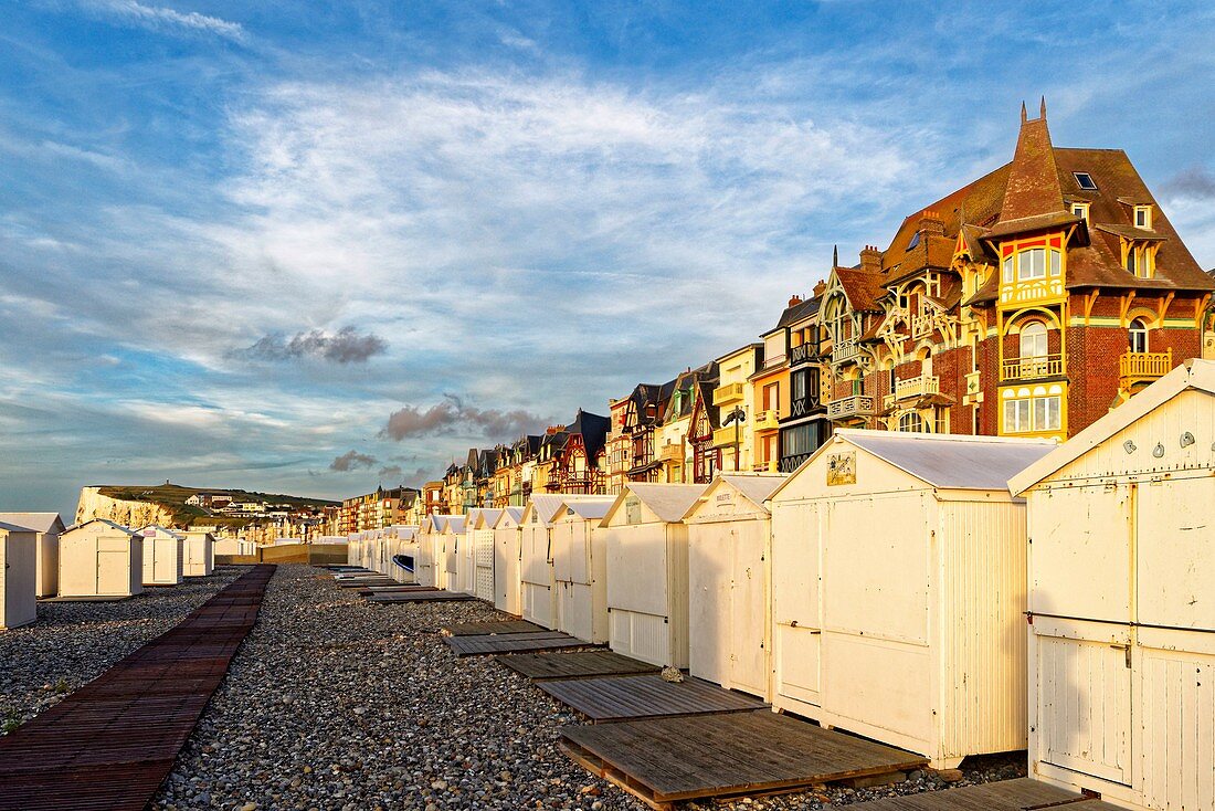 Frankreich, Somme, Mers-les-Bains, Searesort am Ufer des Kanals, der Strand und seine 300 Strandhütten, die Kreidefelsen im Hintergrund