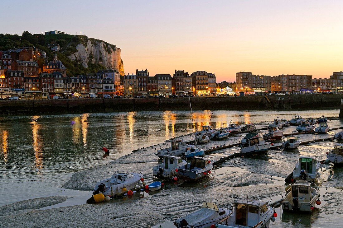 Frankreich, Seine Maritime, Le Treport, Fischereihafen mit Kai Francois I und den Klippen