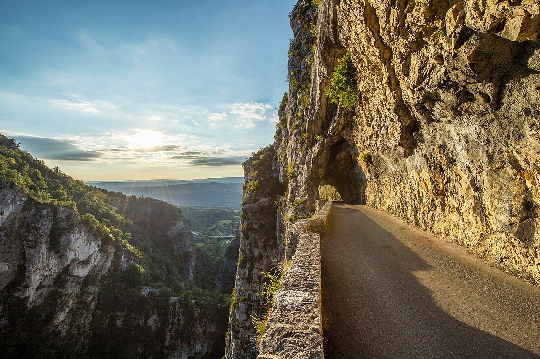 Frankreich, Isere, Massif du Vercors, Regionaler Naturpark, die atemberaubende Straße der Nan-Schluchten bei Sonnenuntergang
