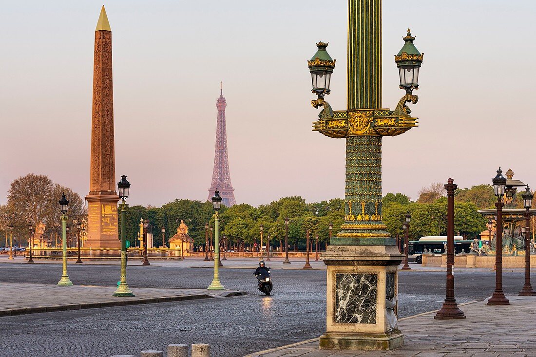 Frankreich, Paris, Weltkulturerbe der UNESCO, Place de la Concorde und Eiffelturm im Hintergrund