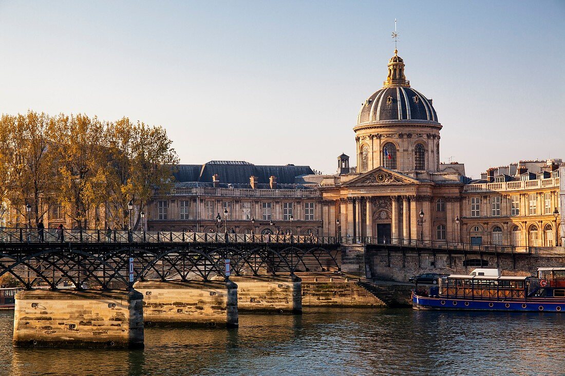 Frankreich, Paris, Weltkulturerbe der UNESCO, Seine-Ufer, die Brücke der Künste und das Institut von Frankreich (französische Akademie)