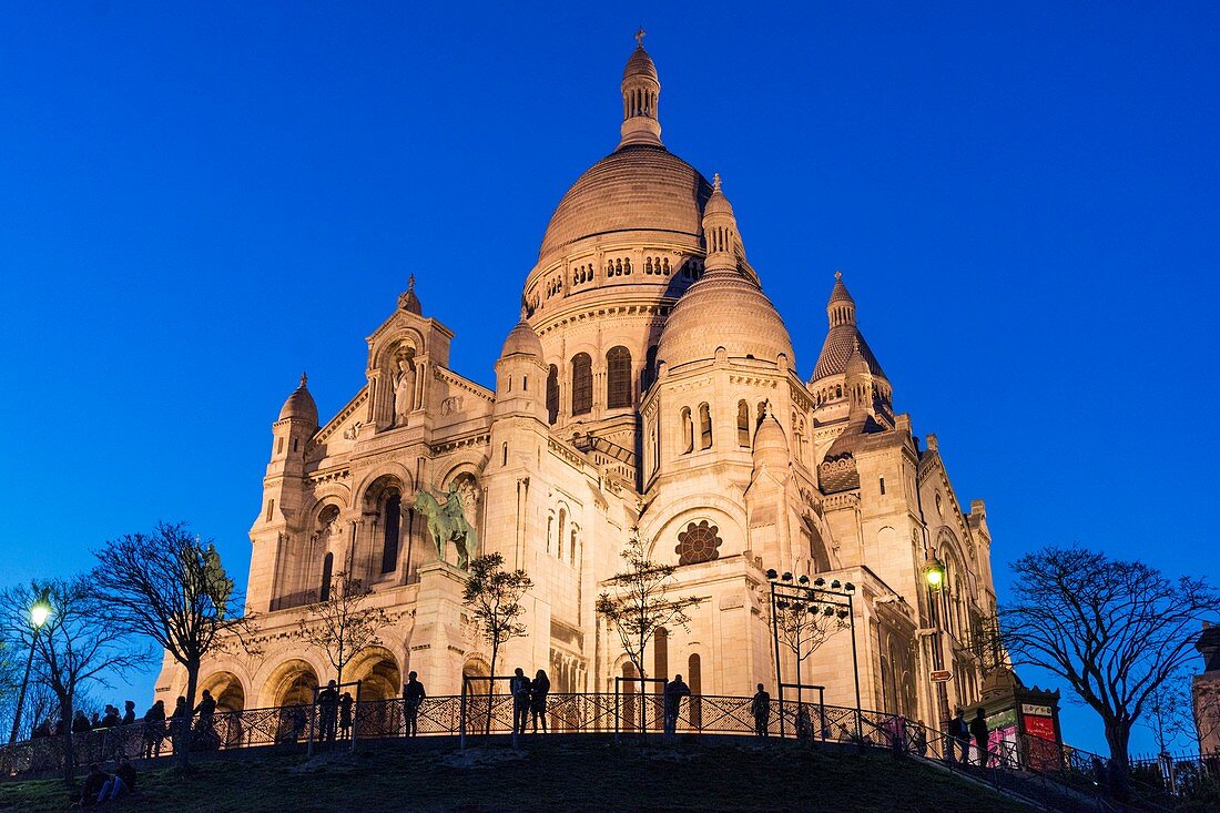 France, Paris, Montmartre hill, Sacre Coeur Basilica at nightfall