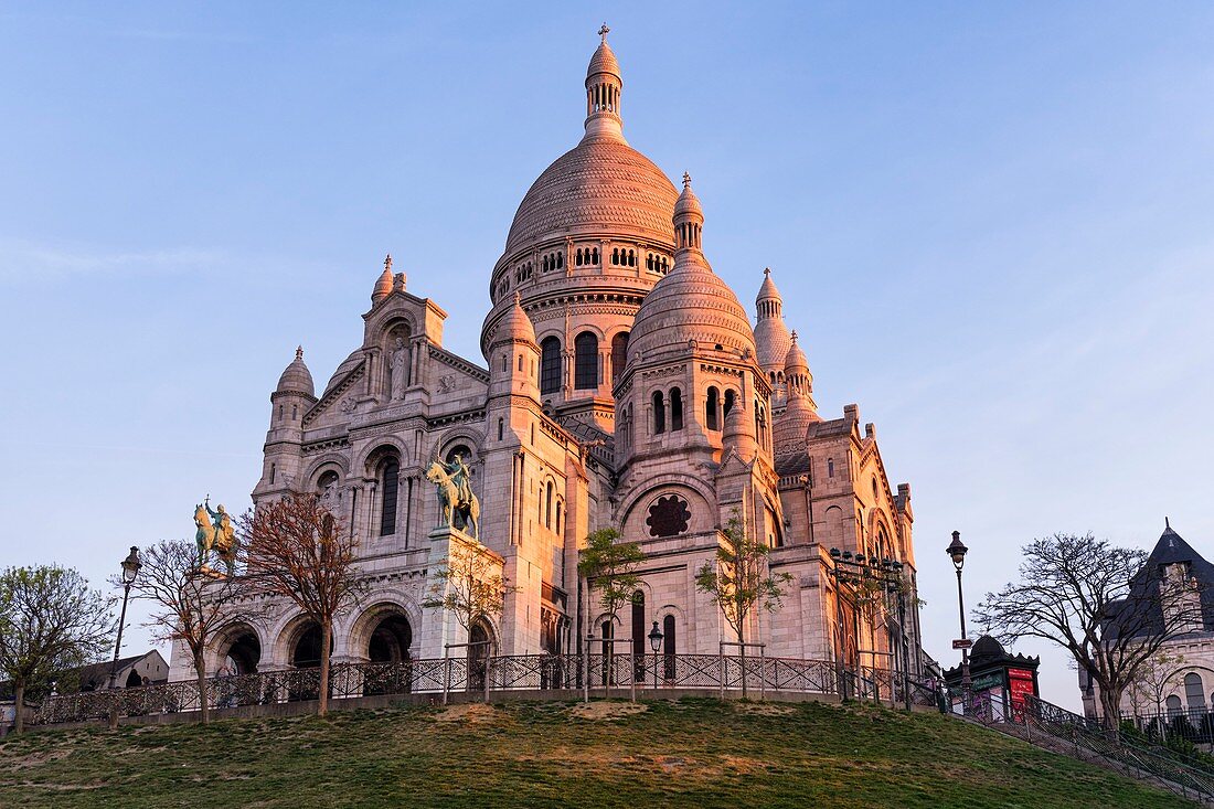 Frankreich, Paris, Montmartre-Hügel, Basilika Sacre-Coeur im Morgengrauen