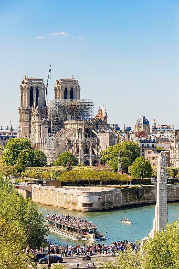 France, Paris, area listed as World heritage by UNESCO, Ile de la Cite, Notre Dame Cathedral and a fly boat