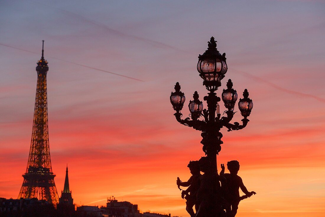 Frankreich, Paris, Weltkulturerbe der UNESCO, die Putten, die eine Straßenlaterne von Henri Gauquie auf der Pont Alexandre III (Alexandre der Dritte Brücke) und den Eiffelturm im Hintergrund unterstützen supporting