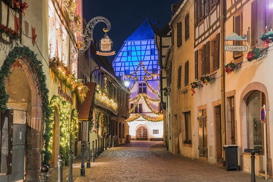 Frankreich, Haut Rhin, Elsass Weinstraße, Kaysersberg, General de Gaulle Straße, Weihnachtsbeleuchtung