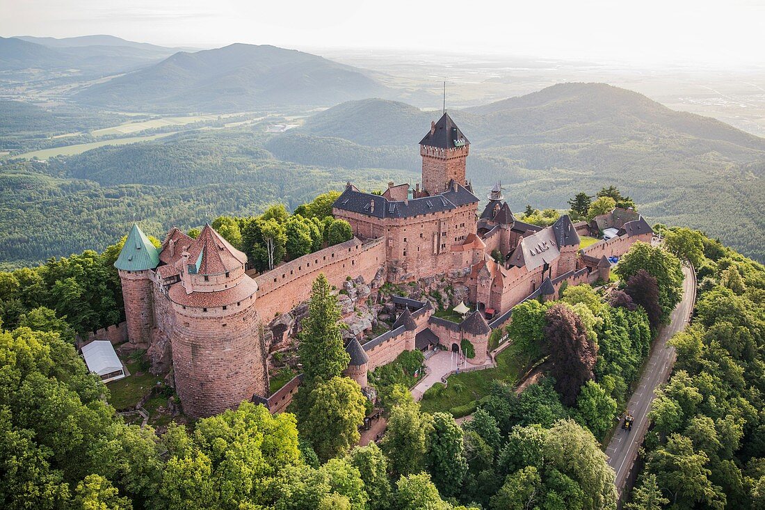 Frankreich, Bas Rhin, Orschwiller, Elsass Weinstraße, Schloss Haut Koenigsbourg (Luftbild)