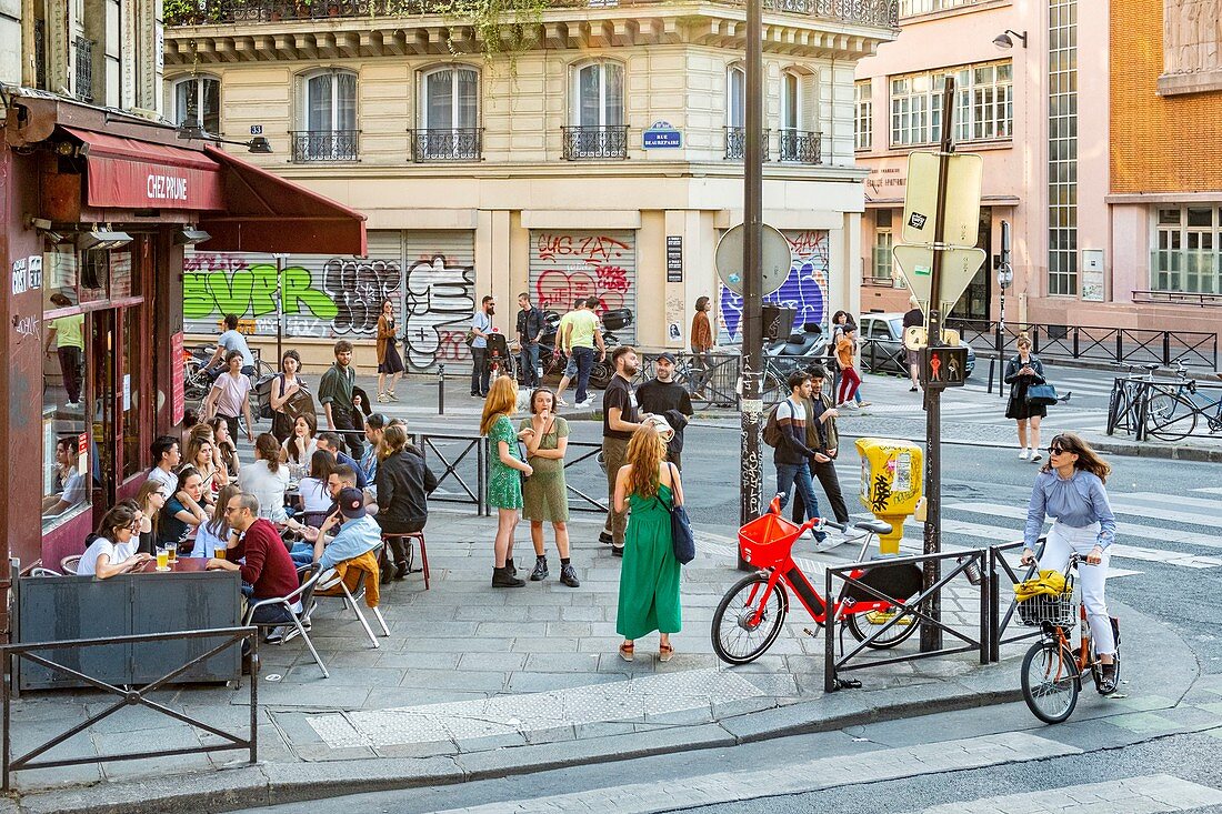 Frankreich, Paris, Canal Saint Martin, Café in Prune