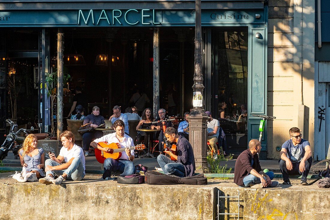 Frankreich, Paris, Canal Saint Martin, Café bei Marcel Marcel