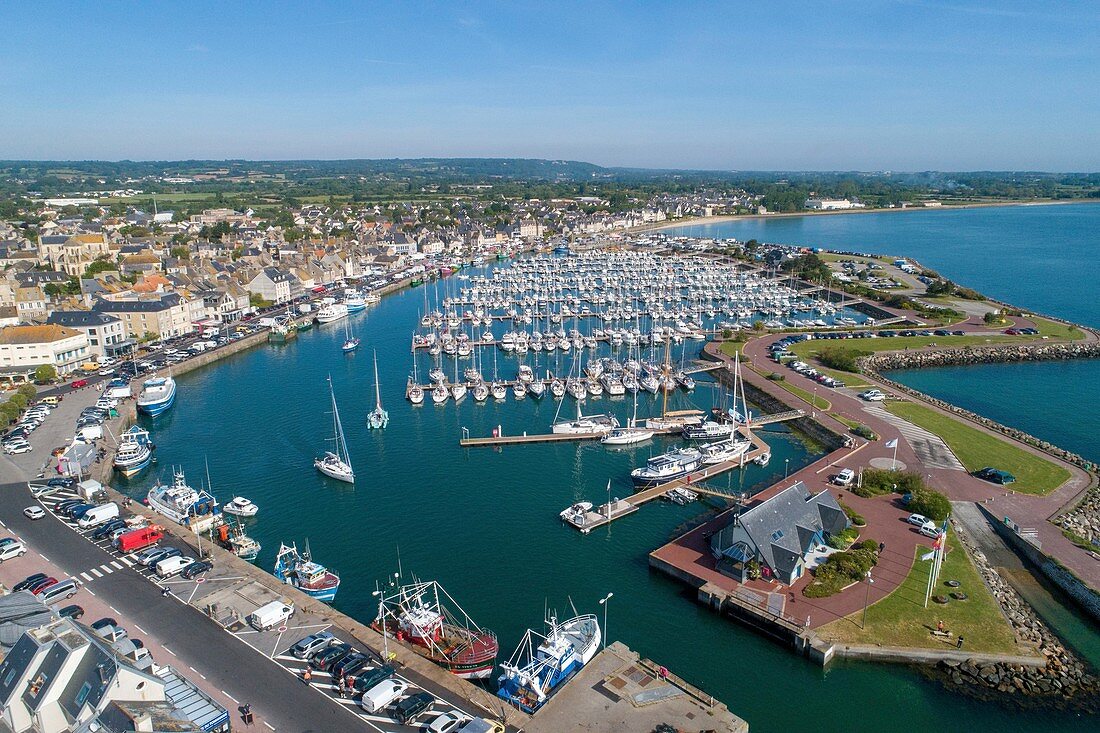 Frankreich, Manche, Cotentin, Saint Vaast la Hougue, die Stadt und den Hafen (Luftbild)