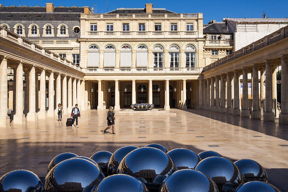 Frankreich, Paris, Palais Royal (Königspalast), die Brunnen aus metallischen Kugeln des Bildhauers Pol Bury
