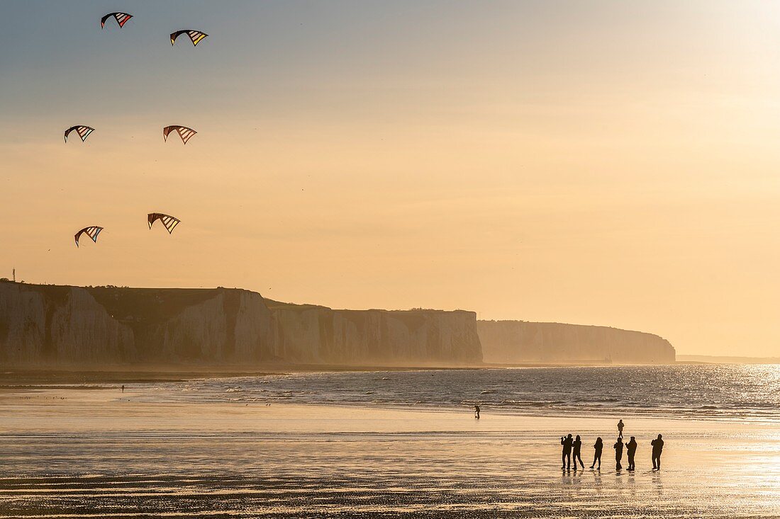 Frankreich, Somme, Ault, Team von Cervicists, die synchronisiertes Drachenfliegen am Strand von Ault in der Nähe der Klippen bei Sonnenuntergang trainiert