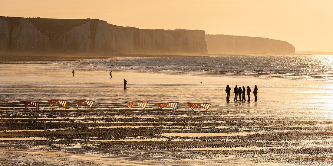 Frankreich, Somme, Ault, Team von Cervicists, die synchronisiertes Drachenfliegen am Strand von Ault in der Nähe der Klippen bei Sonnenuntergang trainiert