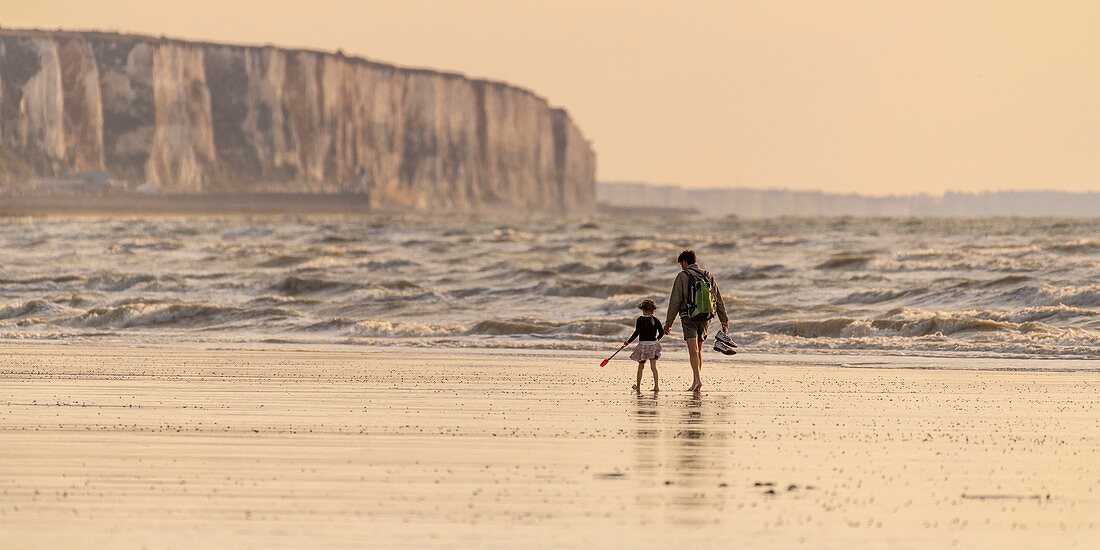 Frankreich, Somme, Ault, Wanderer am Strand von Ault