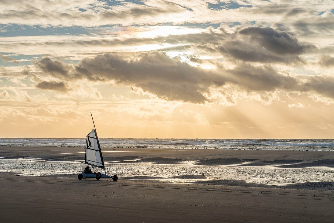 Frankreich, Somme (80), Marquenterre, Quend-Plage, Die großen Sandstrände der windgepeitschten Küste der Picardie sind ein idealer Ort für das Üben des Segelschleppers bei Sonnenuntergang