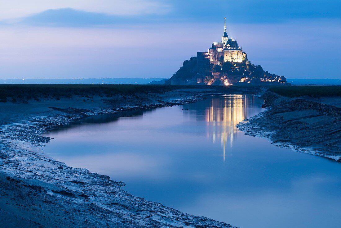 Frankreich, Manche, die Bucht von Mont Saint Michel, die von der UNESCO zum Weltkulturerbe erklärt wurde, die Abtei von Mont Saint Michel und den Fluss Couesnon, bei Nacht