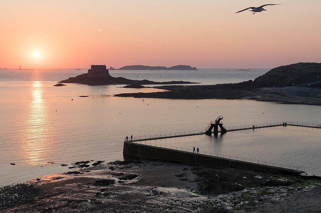 France, Ille et Vilaine, Saint Malo, Bon Secours Beach, diving board and sea water pool at sunset