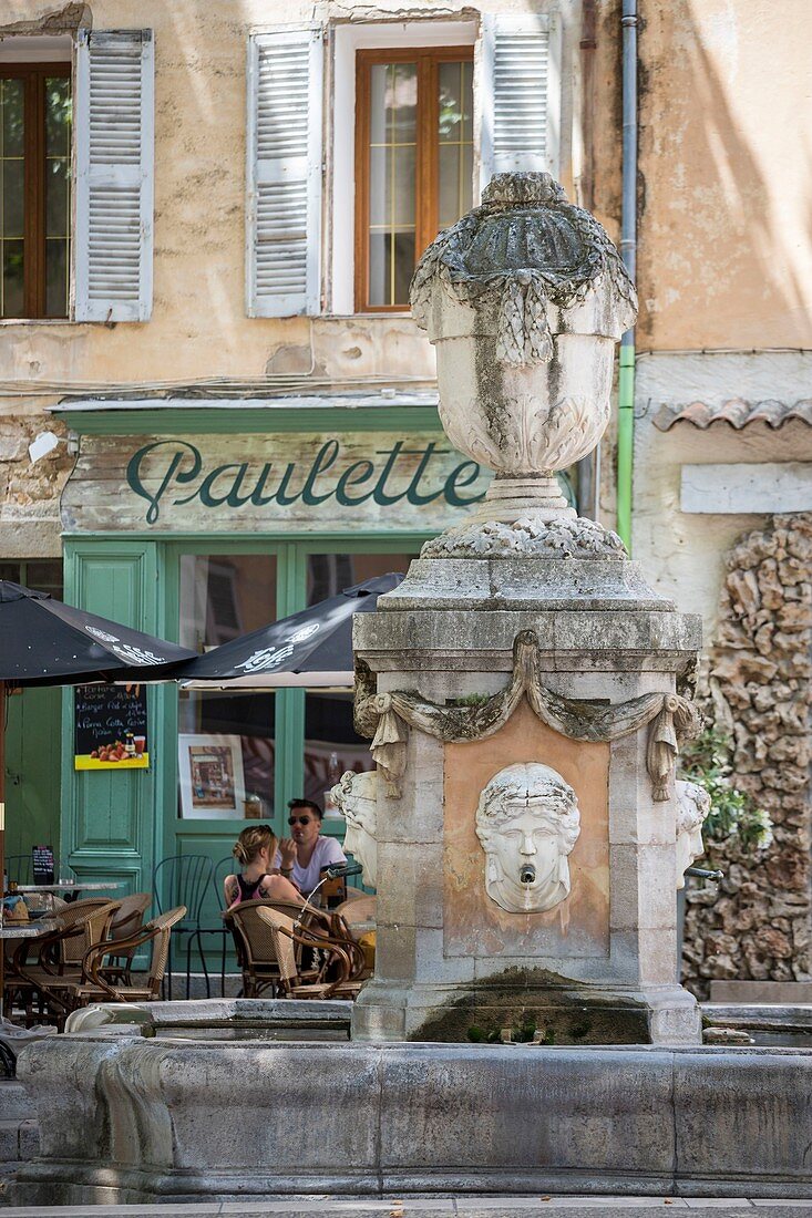 Frankreich, Var, grüne Provence, Cotignac, der Brunnen der vier Jahreszeiten von 1810 auf dem Cours Gambetta