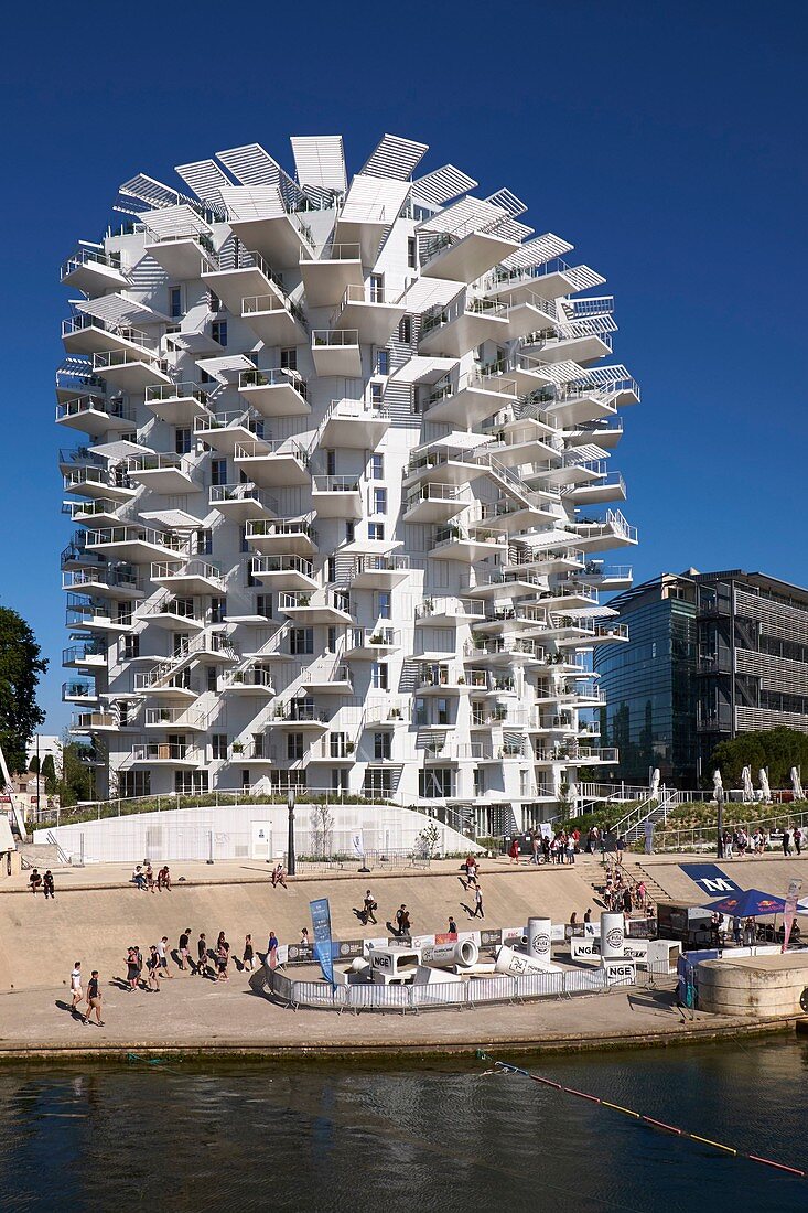 Frankreich, Hérault, Montpellier, Bezirk Richter, The White Tree am Ufer des Lez des japanischen Architekten Sou Fujimoto. Das 17 Stockwerke hohe oder 56 Meter hohe Gebäude verfügt über 120 Apartments, eine Panoramabar, ein Restaurant und eine Kunstgalerie