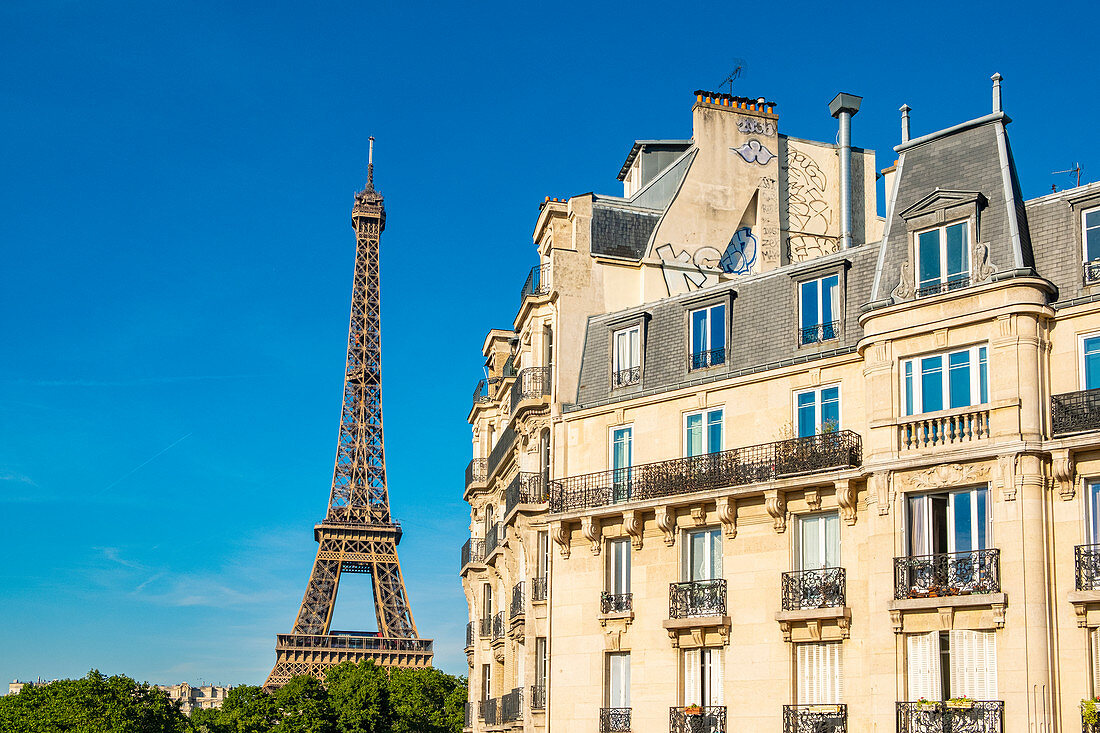 Frankreich, Paris, Haussmanien-Gebäude und der Eiffelturm, 15. Arrondissement