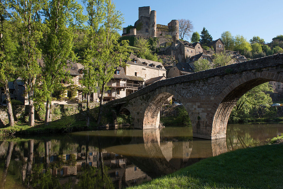 Frankreich, Aveyron, Belcastel, bezeichnet die schönsten Dörfer Frankreichs, Fluss Aveyron, Vieux Pont (Alte Brücke) aus dem 15. Jahrhundert, Häuser mit Blick auf das Tal, Chateau de Belcastel, vom 10. bis 15. Jahrhundert, ein historisches Monument