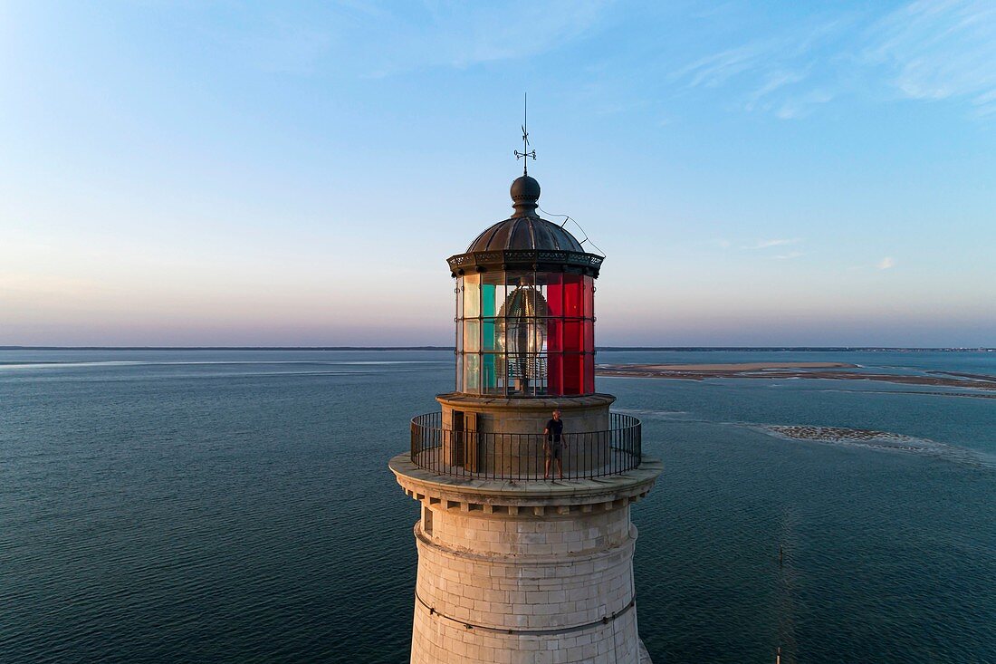 Frankreich, Gironde, Verdon-sur-Mer, Felsplateau von Cordouan, Leuchtturm von Cordouan, Denkmalschutz, Leuchtturmwärter an der Laterne bei Sonnenuntergang (Luftaufnahme)