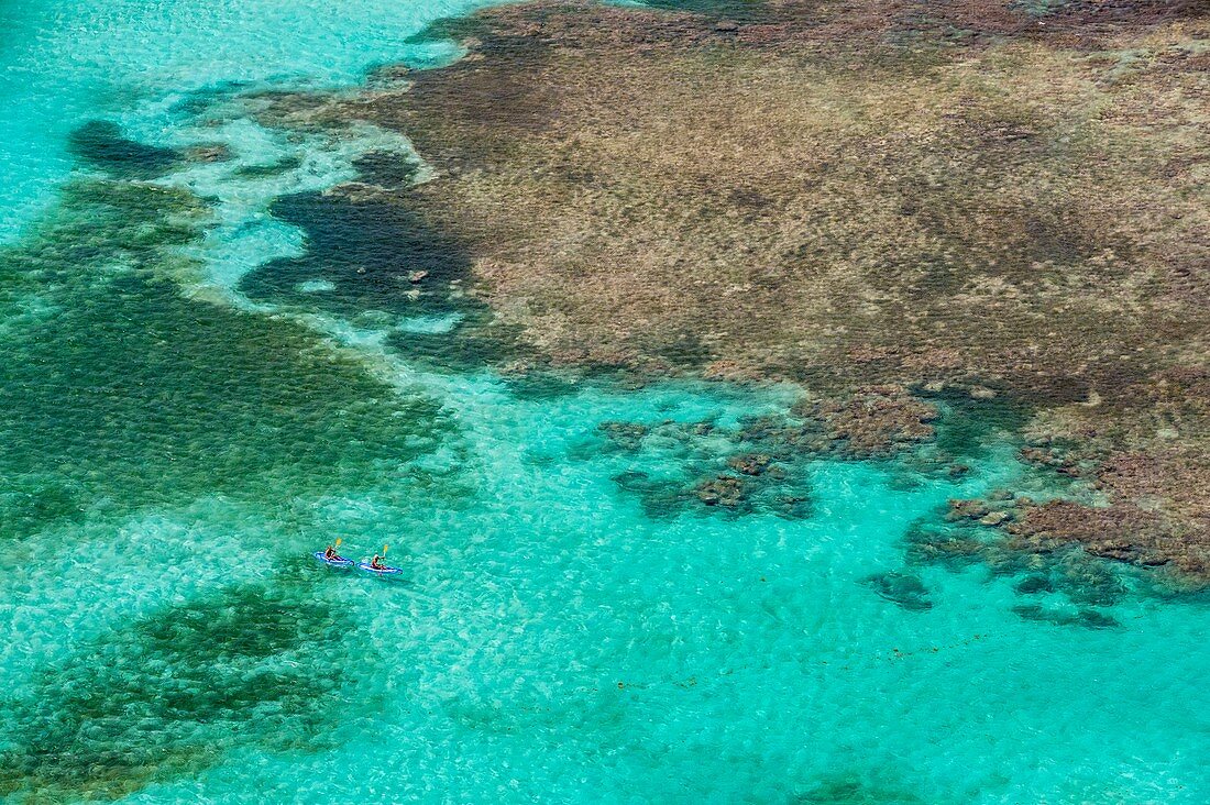Frankreich, Karibik, Kleine Antillen, Guadeloupe, Grande-Terre, Saint-François, Luftaufnahme eines Paares im aufblasbaren Kajak paddeln in der Lagune