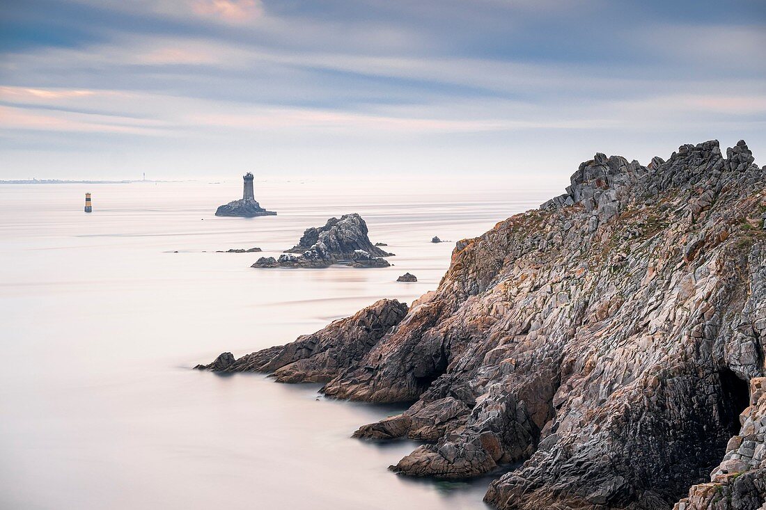 Frankreich, Finistere, Plogoff, Pointe du Raz und Leuchtturm von La Vieille