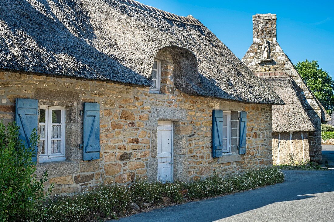 Frankreich, Finistere, Aven Country, Nevez, Kerascoet Reetdachhäuser Dorf (16. Jahrhundert)