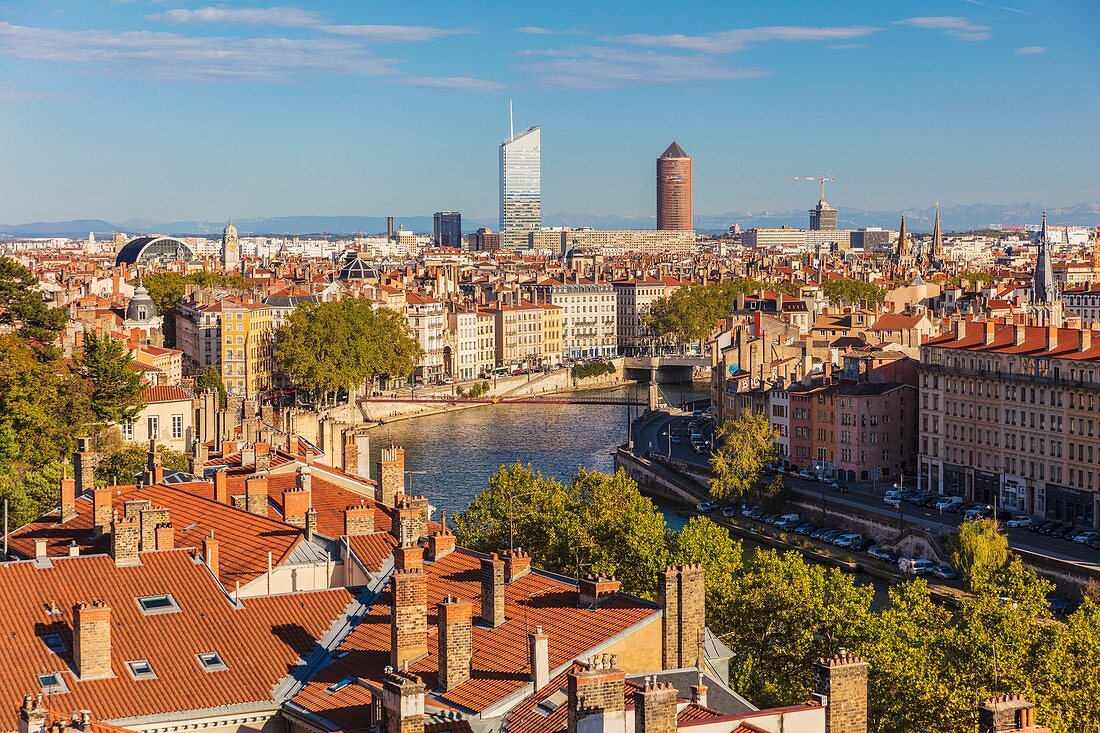 Frankreich, Rhone, Lyon, Altstadt, die zum UNESCO-Weltkulturerbe gehört, Panorama von Les Pentes de la Croix-Rousse, Part-Dieu-Turm (oder Bleistift) und Incity-Turm (oder Radiergummi)