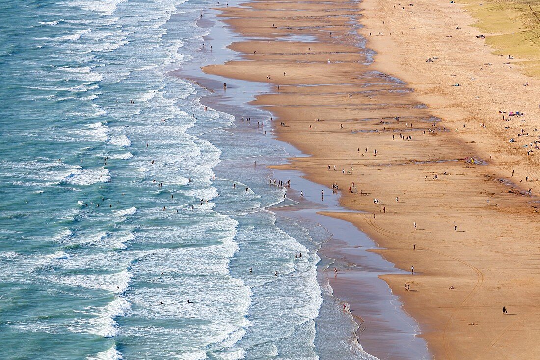 Frankreich, Vendee, La Tranche Sur Mer, der Strand im Sommer (Luftbild)
