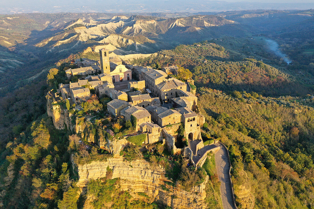 Luftaufnahme von der Drohne des Dorfes Civita di Bagnoregio, bekannt als die sterbende Stadt, Provinz Viterbo, Latium, Italien, Europa