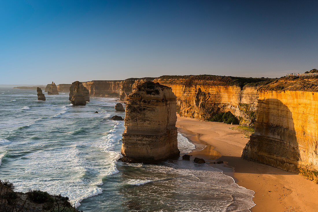 Einige der zwölf Apostel, der Nationalpark der zwölf Apostel, Port Campbell, Victoria, Australien, Pazifik