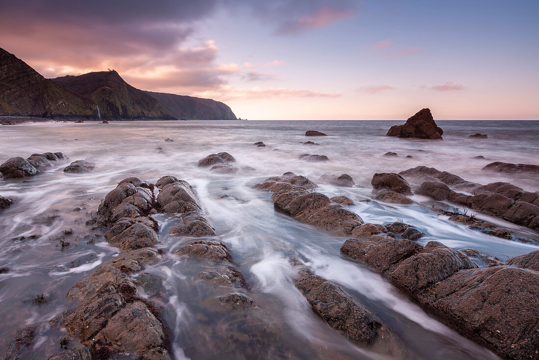 Sonnenuntergang über Mouthmill Beach an der Nordküste von Devon, Devon, England, Vereinigtes Königreich, Europa