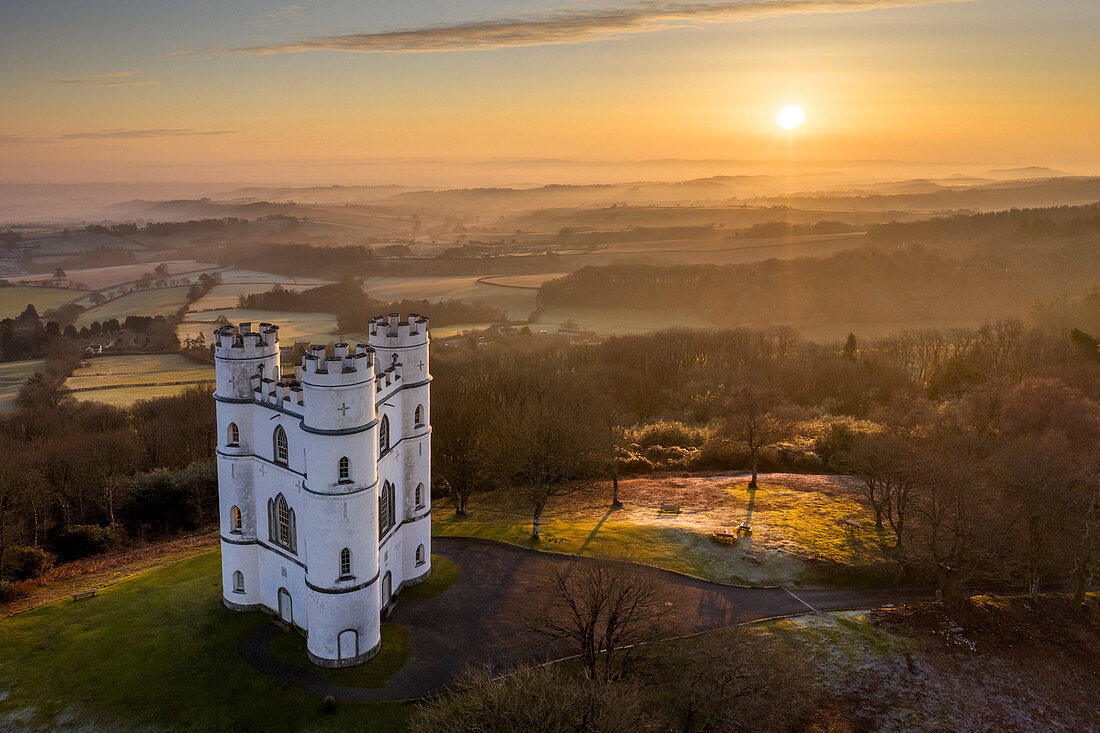 Sonnenaufgang am Haldon Belvedere (Lawrence Castle) im Winter, Devon, England, Vereinigtes Königreich, Europa
