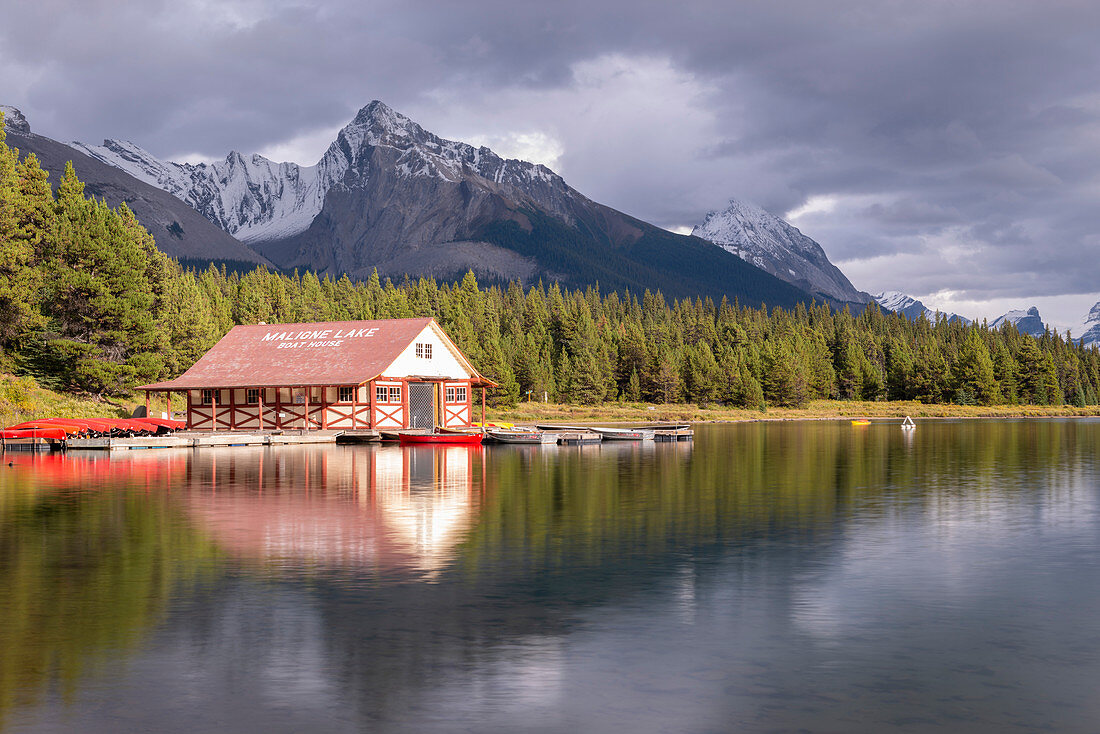 Bootshaus des Maligne-Sees im Jasper-Nationalpark, UNESCO-Weltkulturerbe, kanadische Rocky Mountains, Alberta, Kanada, Nordamerika