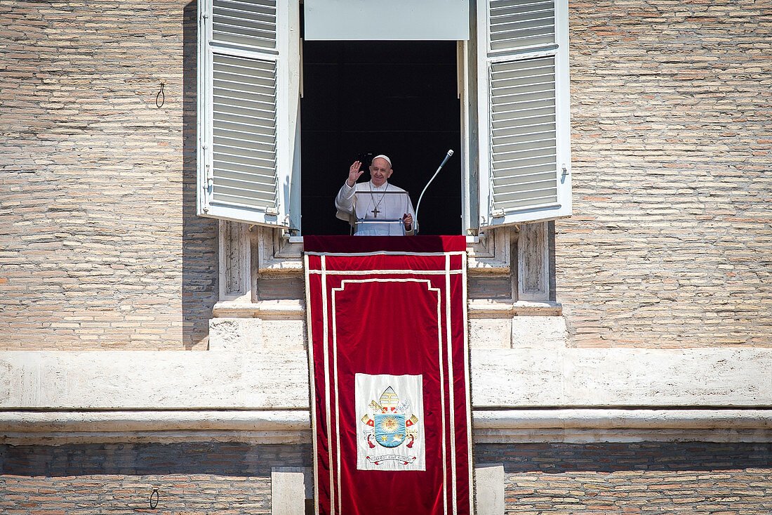 Papst Franziskus überbringt seinen Segen während der Regina Coeli aus dem Fenster seines privaten Ateliers, Vatikan, Rom, Latium, Italien, Europa