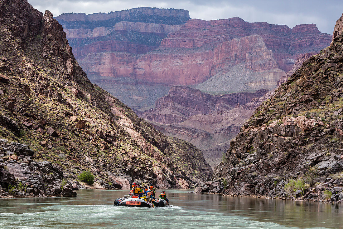 Schwimmen in einem Floß auf dem Colorado River, Nationalpark Grand Canyon, UNESCO-Weltkulturerbe, Arizona, Vereinigte Staaten von Amerika, Nordamerika