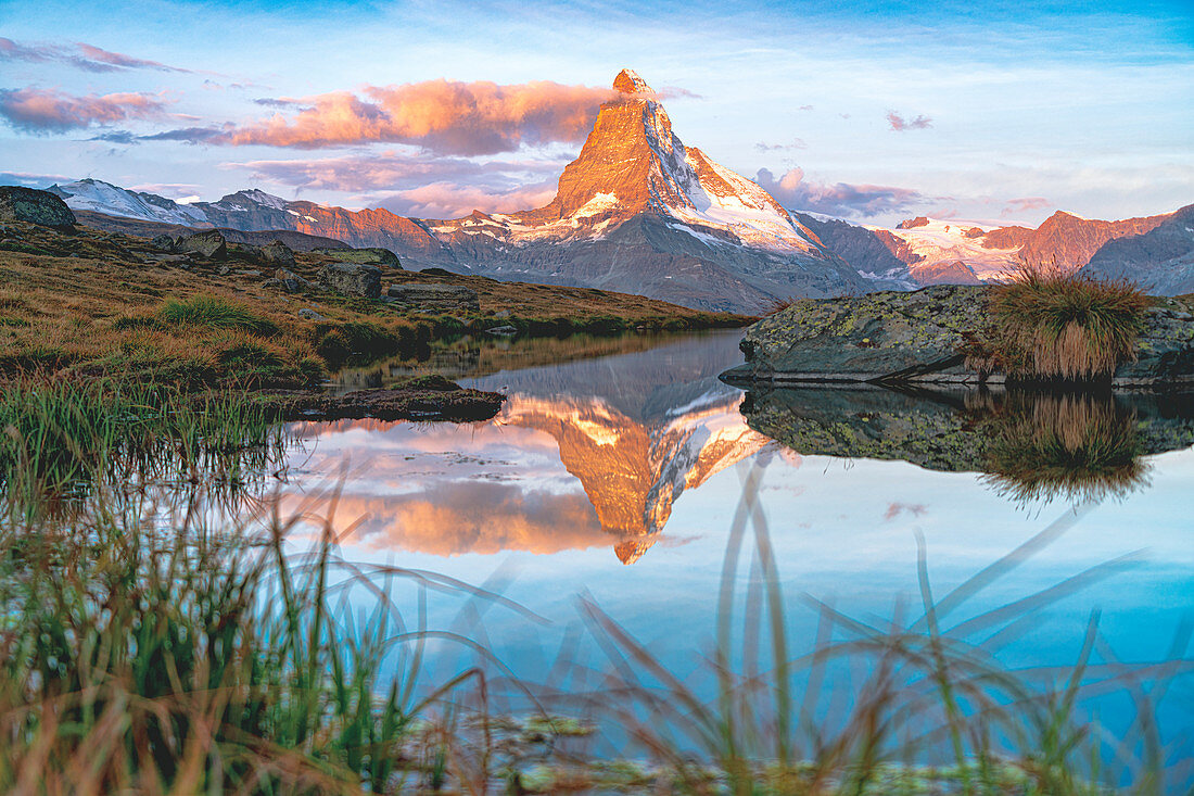 Sonnenaufgang über Matterhorn und Stellisee, Zermatt, Walliser Kanton, Schweiz, Europa