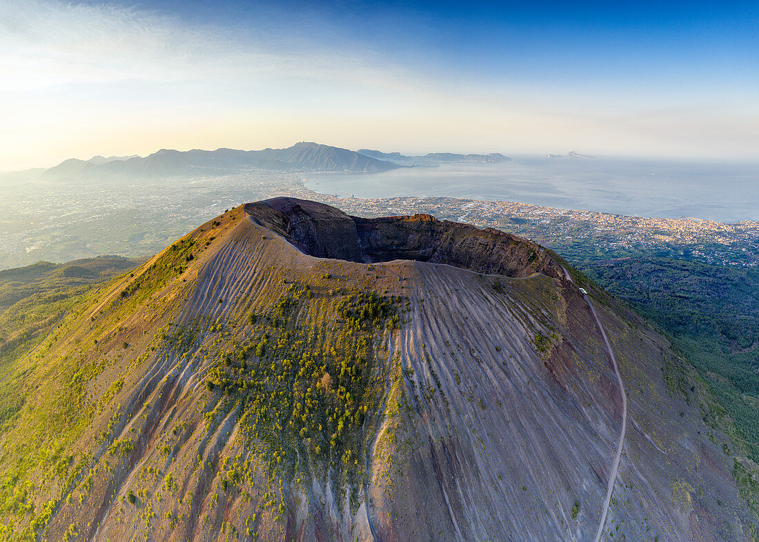 Luftaufnahme des Vesuv-Kraters und des Golfs von Neapel bei Sonnenaufgang, Neapel, Kampanien, Italien, Europa