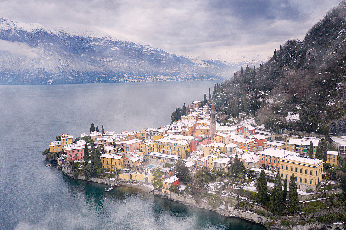 Traditionelle Häuser der Altstadt von Varenna nach einem Schneefall, Comer See, Provinz Lecco, Lombardei, italienische Seen, Italien, Europa