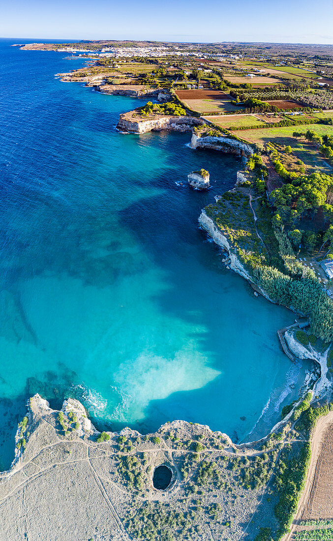 Luftaufnahme der offenen Grotte, bekannt als Grotta Sfondata auf Klippen entlang der Küste, Otranto, Lecce, Salento, Apulien, Italien, Europa